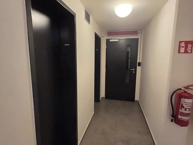 Pronájem garážového stání 12 m², Praha – náhled fotky 3