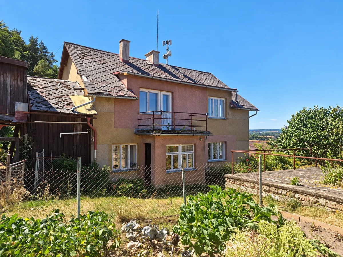 Prodej rodinného domu 148 m², pozemek 3330 m²