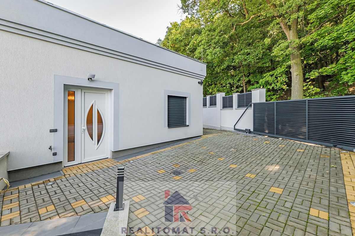 Pronájem rodinného domu 325 m², pozemek 472 m², Praha – fotka 1 z 3