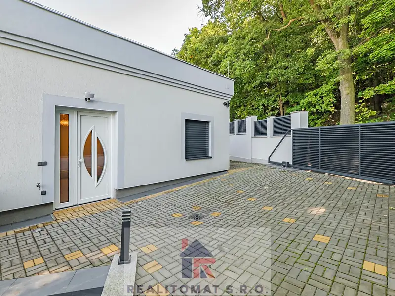 Pronájem rodinného domu 325 m², pozemek 472 m², Praha – náhled fotky 1