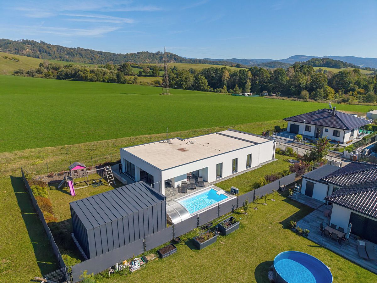 Prodej rodinného domu 145 m², pozemek 875 m² – fotografie 2