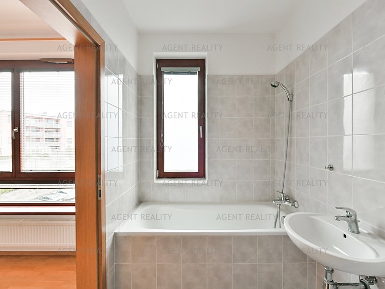 Pronájem bytu 2+kk, 51 m² (13 z 26)