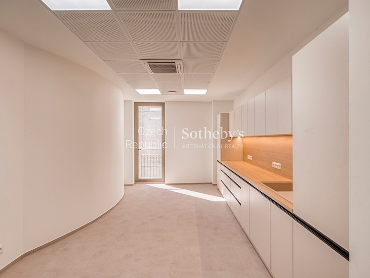 Pronájem komerčního prostoru, 1 500 m² (27 z 61)