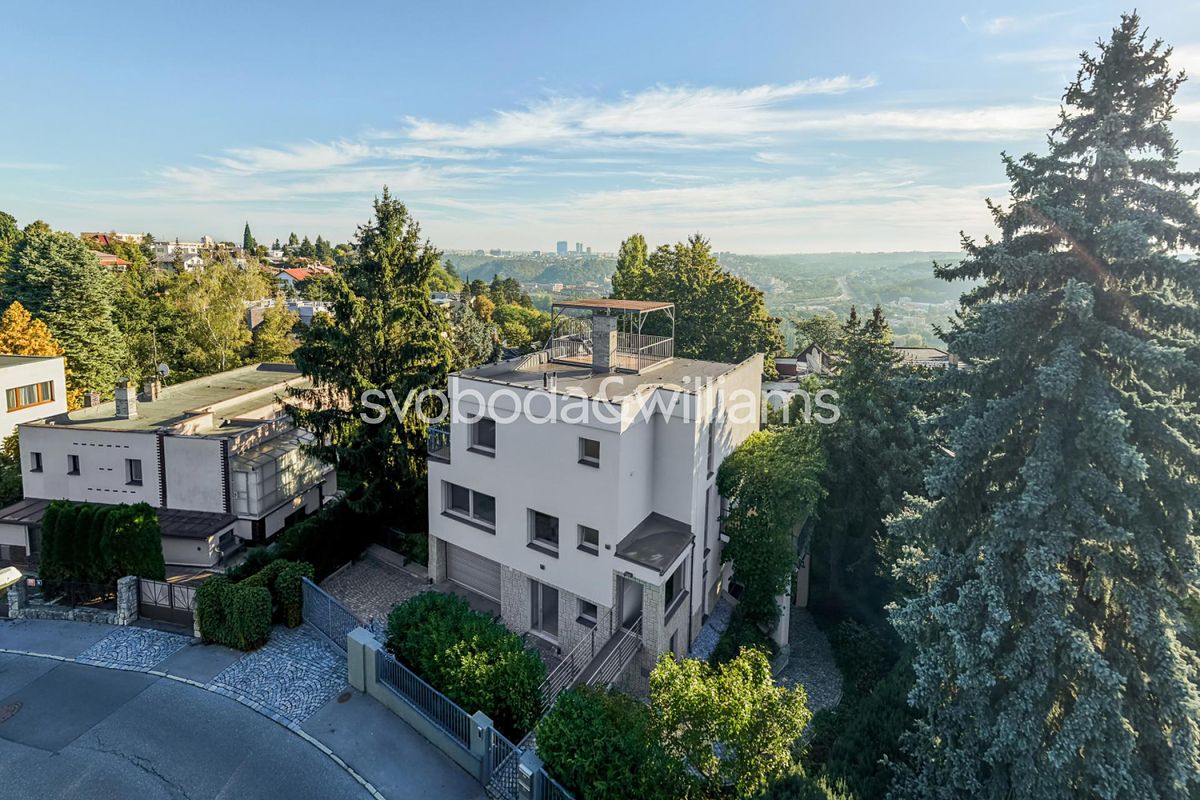 Prodej rodinného domu 304 m², pozemek 747 m², Praha – fotka 1 z 3