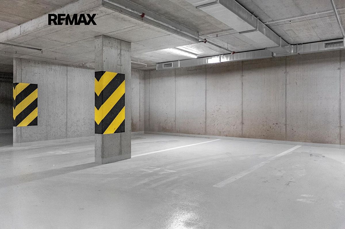Pronájem garážového stání 12 m², Praha – fotka 1 z 3
