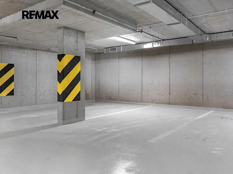Pronájem garážového stání 12 m², Praha – náhled fotky 1
