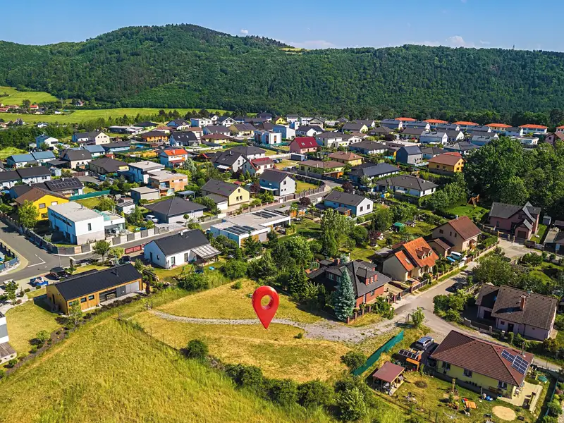 Prodej stavebního pozemku 1241 m², Králův Dvůr – náhled fotky 2