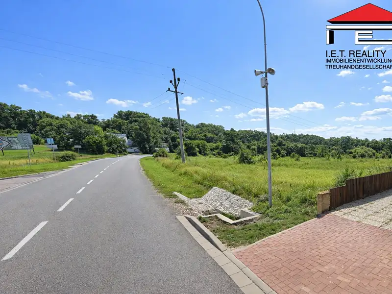 Prodej stavebního pozemku 9335 m², Ivančice – náhled fotky 3