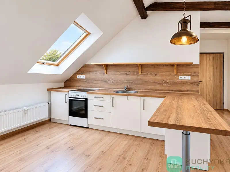 Pronájem bytu 1+kk 47 m², Hrob – náhled fotky 1