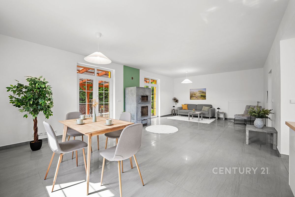 Prodej rodinného domu 252 m², pozemek 843 m² – fotografie 3