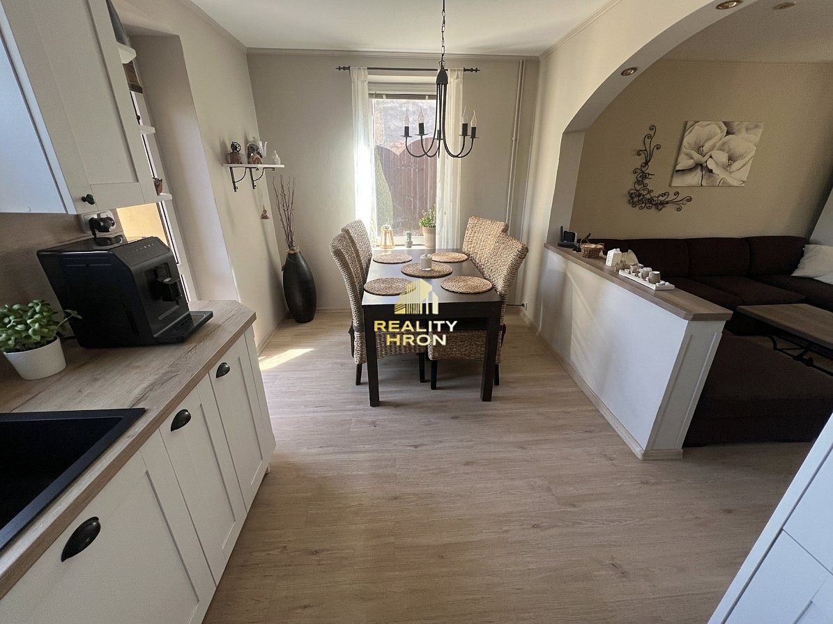 Prodej rodinného domu 250 m², pozemek 326 m² – fotografie 4