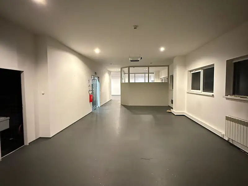 Pronájem kanceláře 250 m², Nupaky – náhled fotky 1
