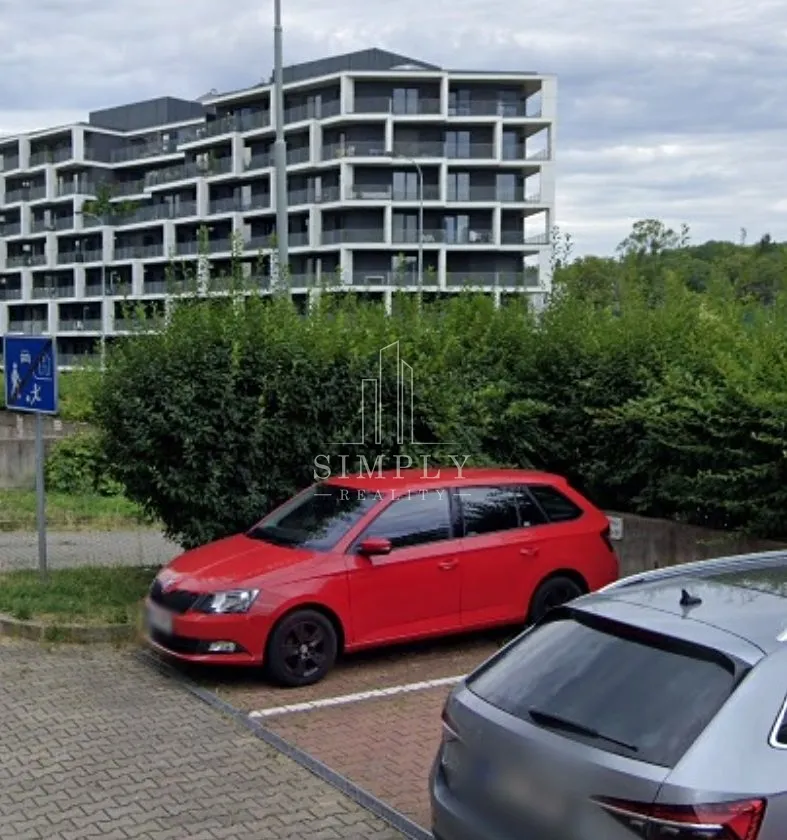 Pronájem garážového stání 8 m²
