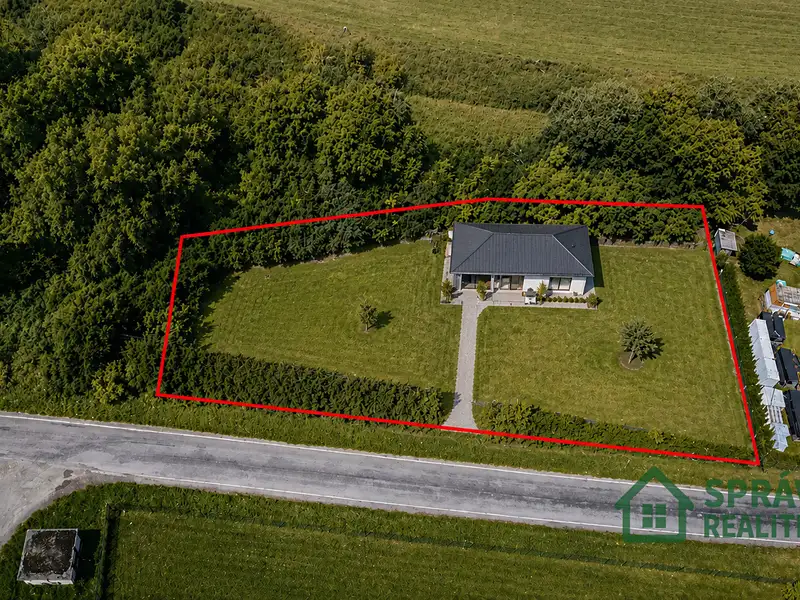 Prodej stavebního pozemku 1840 m², Kvášňovice – náhled fotky 1