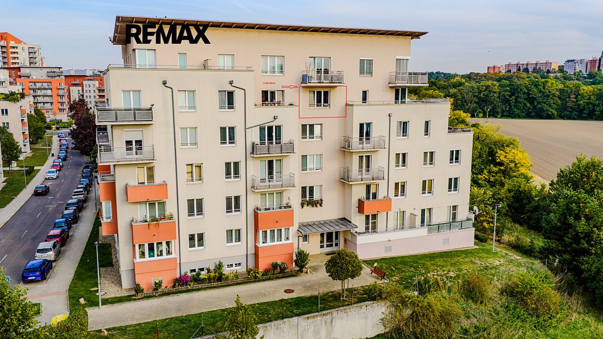 Prodej bytu 1+kk 34 m², Praha – fotka 1 z 3