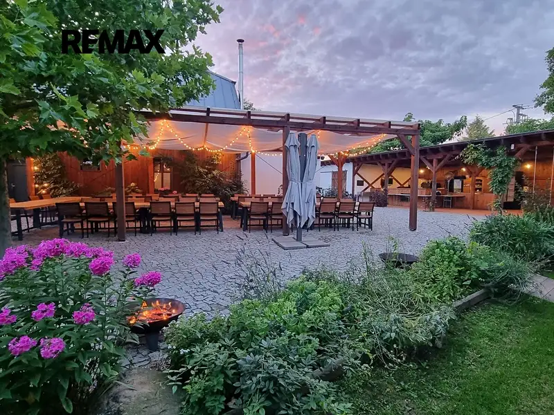 Prodej restaurace 382 m², Dolany – náhled fotky 1