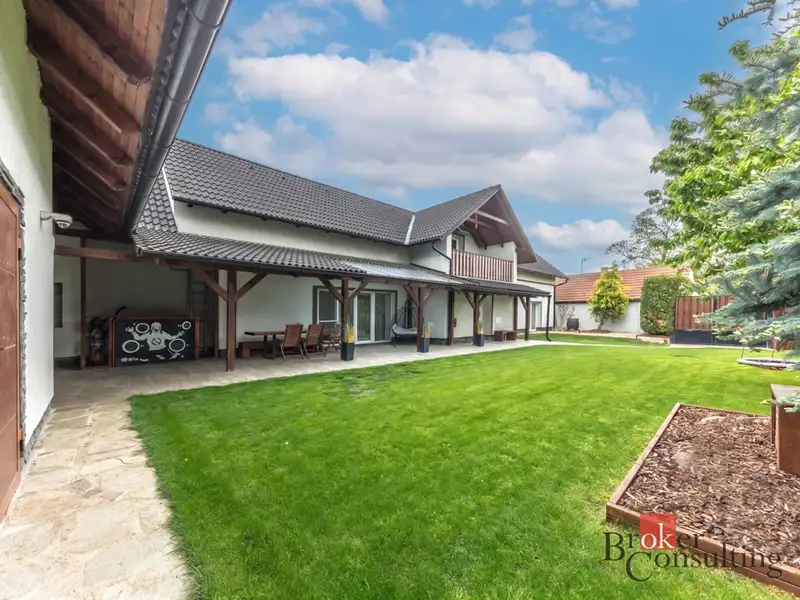 Prodej rodinného domu 291 m², pozemek 735 m², Zlonín – náhled fotky 1