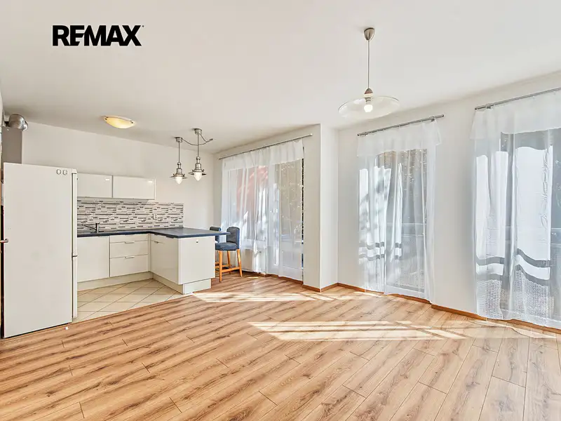 Prodej bytu 1+kk 40 m², Praha – náhled fotky 1