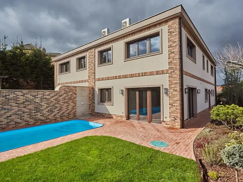 Pronájem rodinného domu 184 m², pozemek 432 m², Praha – náhled fotky 1