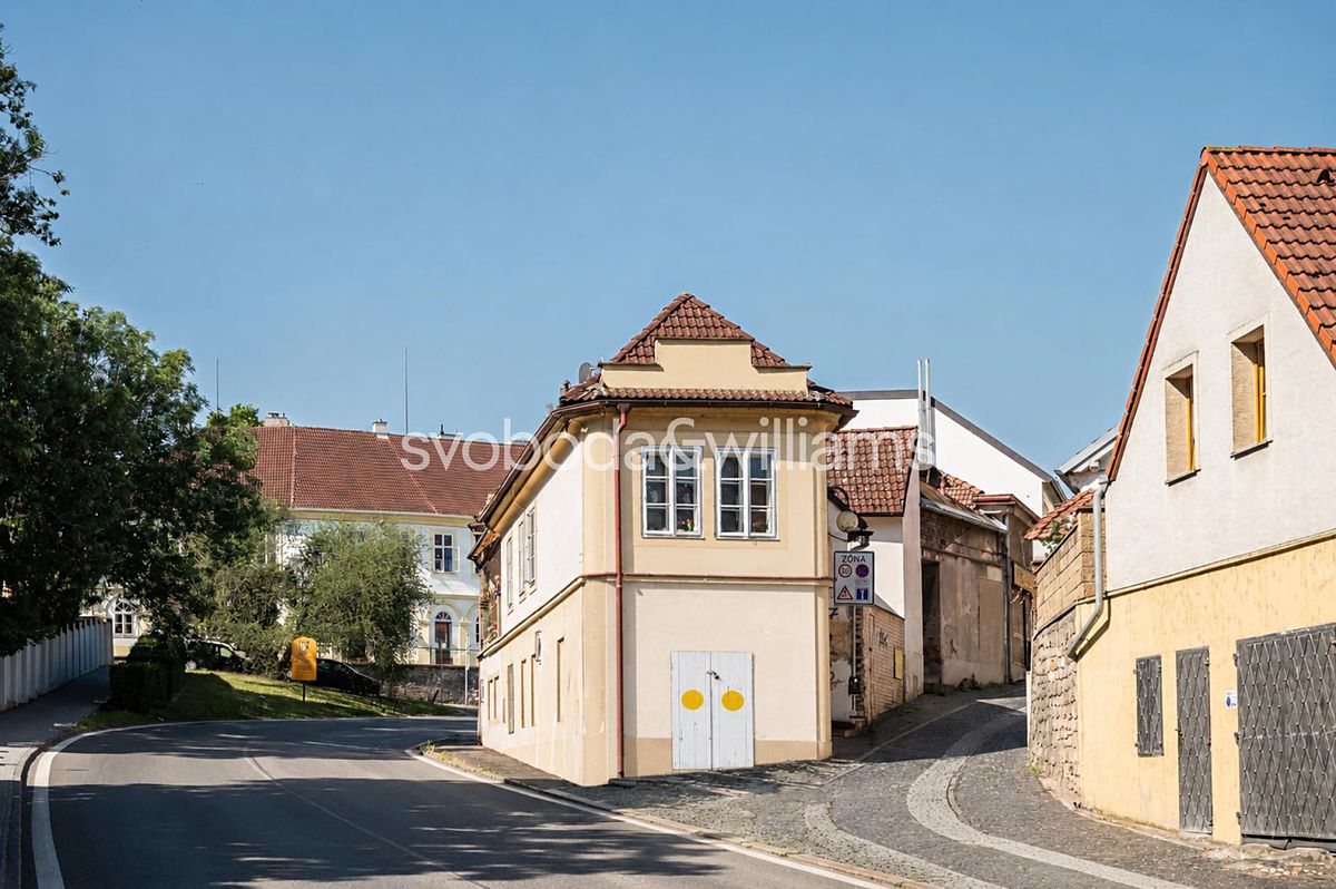 Prodej rodinného domu 240 m², pozemek 160 m² – fotografie 2
