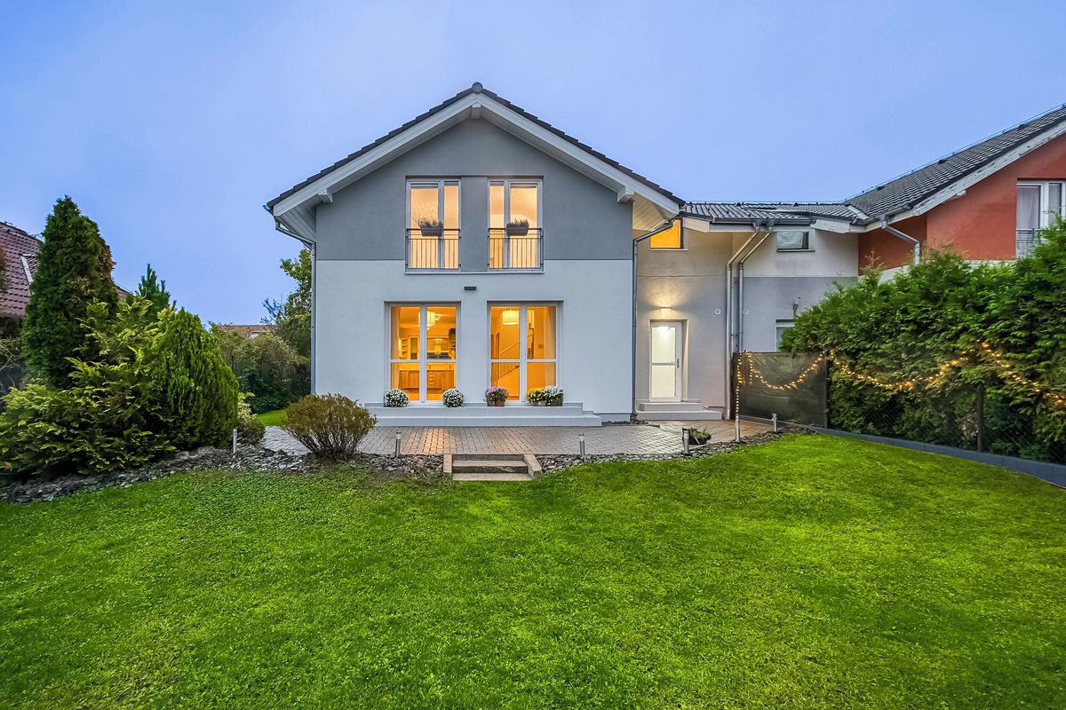 Prodej vily 145 m², pozemek 427 m², Bašť – fotka 1 z 3