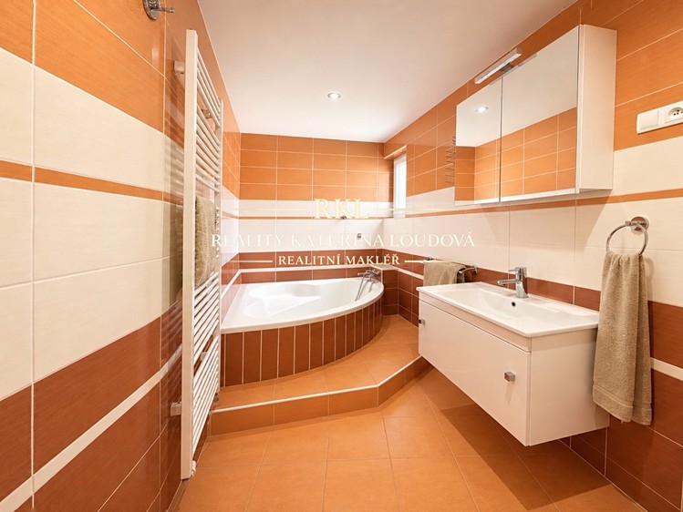 Prodej komerčního prostoru, 1 011 m² (9 z 27)