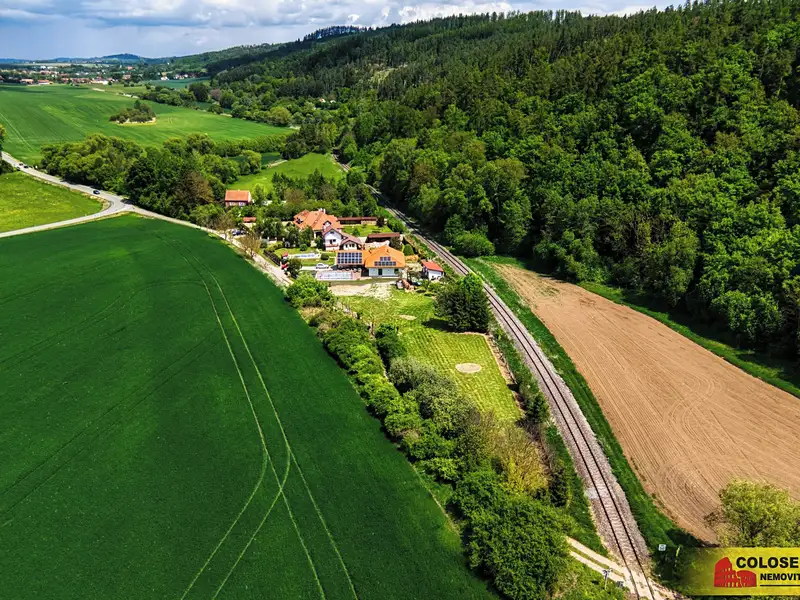 Prodej stavebního pozemku 2430 m², Sudice – náhled fotky 1