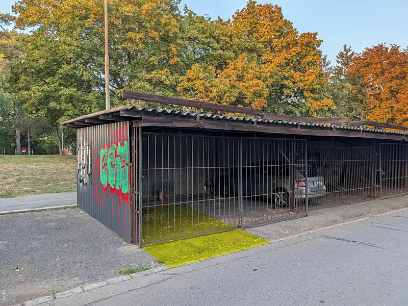 Prodej garážového stání 11 m², Praha – náhled fotky 1