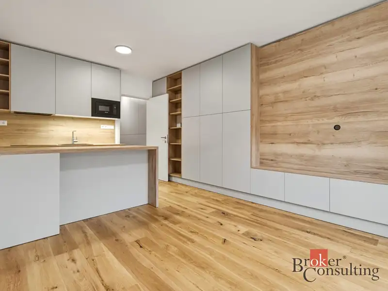 Pronájem bytu 1+kk 35 m², Hradec Králové – náhled fotky 2