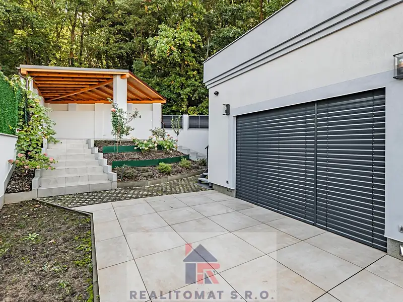 Pronájem rodinného domu 325 m², pozemek 472 m², Praha – náhled fotky 2