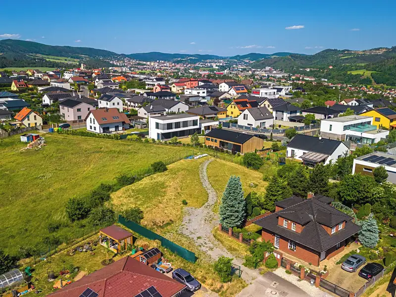 Prodej stavebního pozemku 1241 m², Králův Dvůr – náhled fotky 3