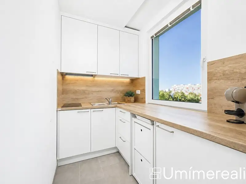 Prodej bytu 1+kk 30 m², Praha – náhled fotky 1