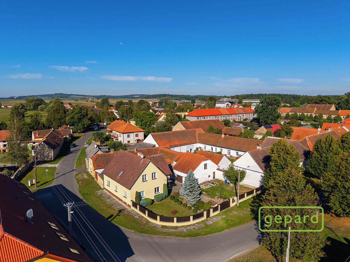 Prodej rodinného domu 207 m², pozemek 724 m² – fotografie 2
