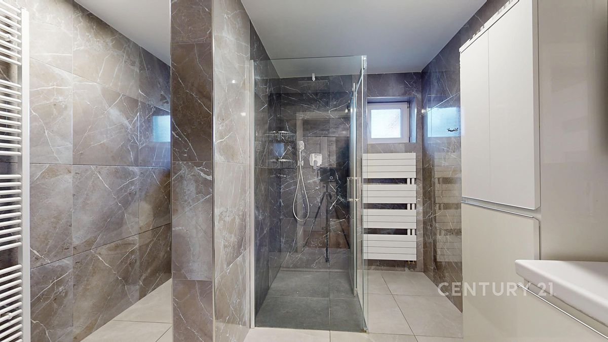 Prodej rodinného domu 180 m², pozemek 385 m² – fotografie 2