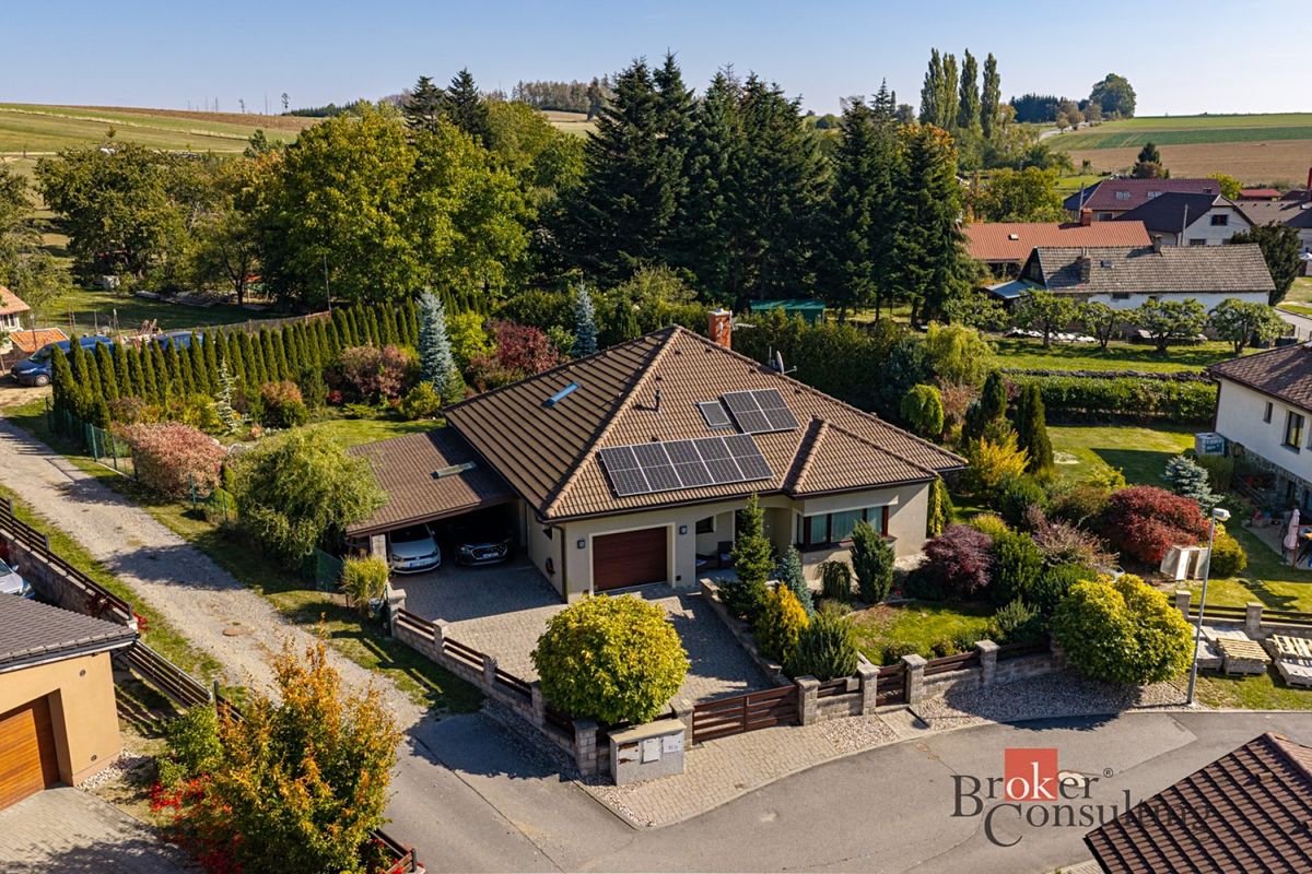 Prodej rodinného domu 195 m², pozemek 1215 m²