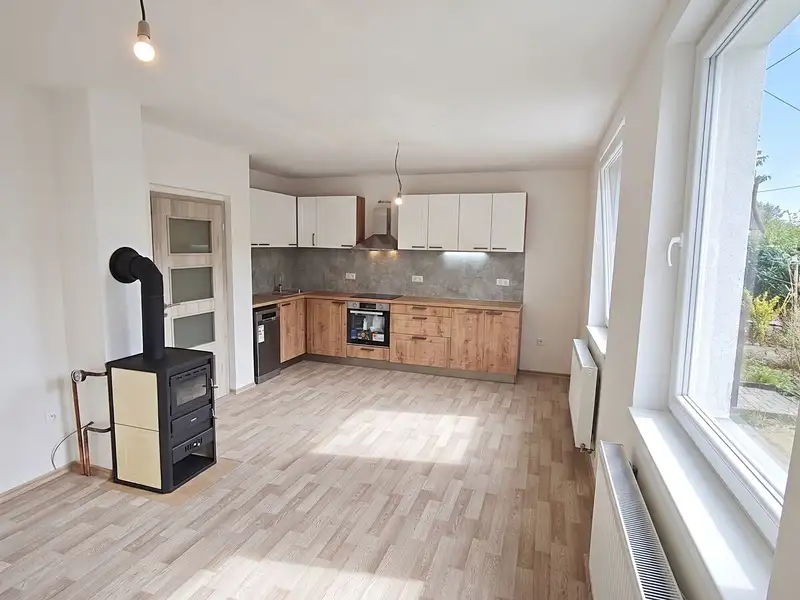 Prodej rodinného domu 160 m², pozemek 359 m², Popovice – náhled fotky 2