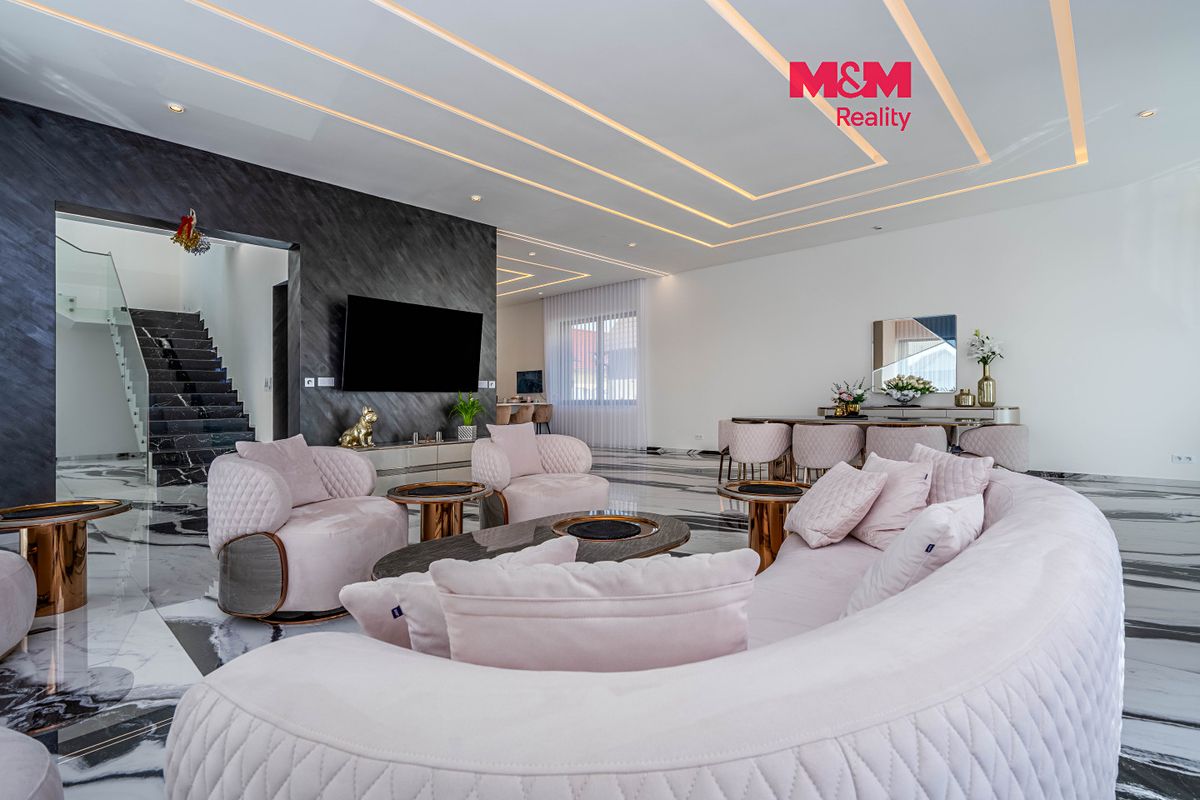 Prodej rodinného domu 400 m², pozemek 896 m², Jirny – fotka 1 z 3