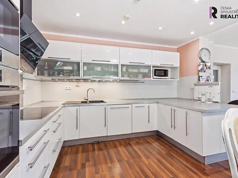 Prodej rodinného domu 340 m², pozemek 637 m², Praha – náhled fotky 2