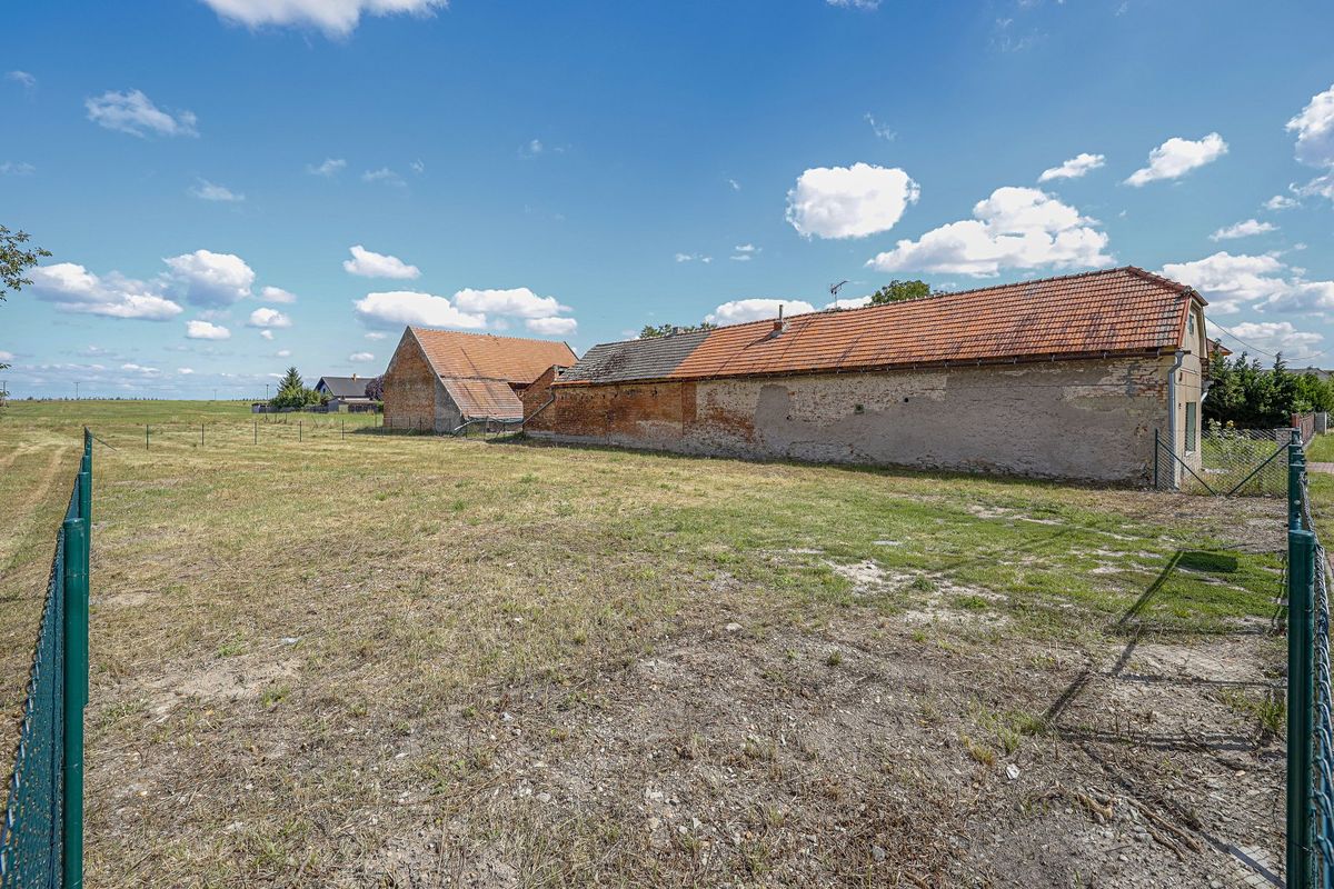 Prodej stavebního pozemku 927 m², Dvory – fotka 1 z 3