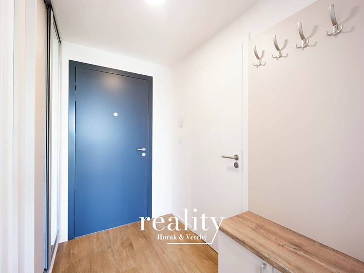 Pronájem bytu 1+kk, 35 m² (6 z 13)