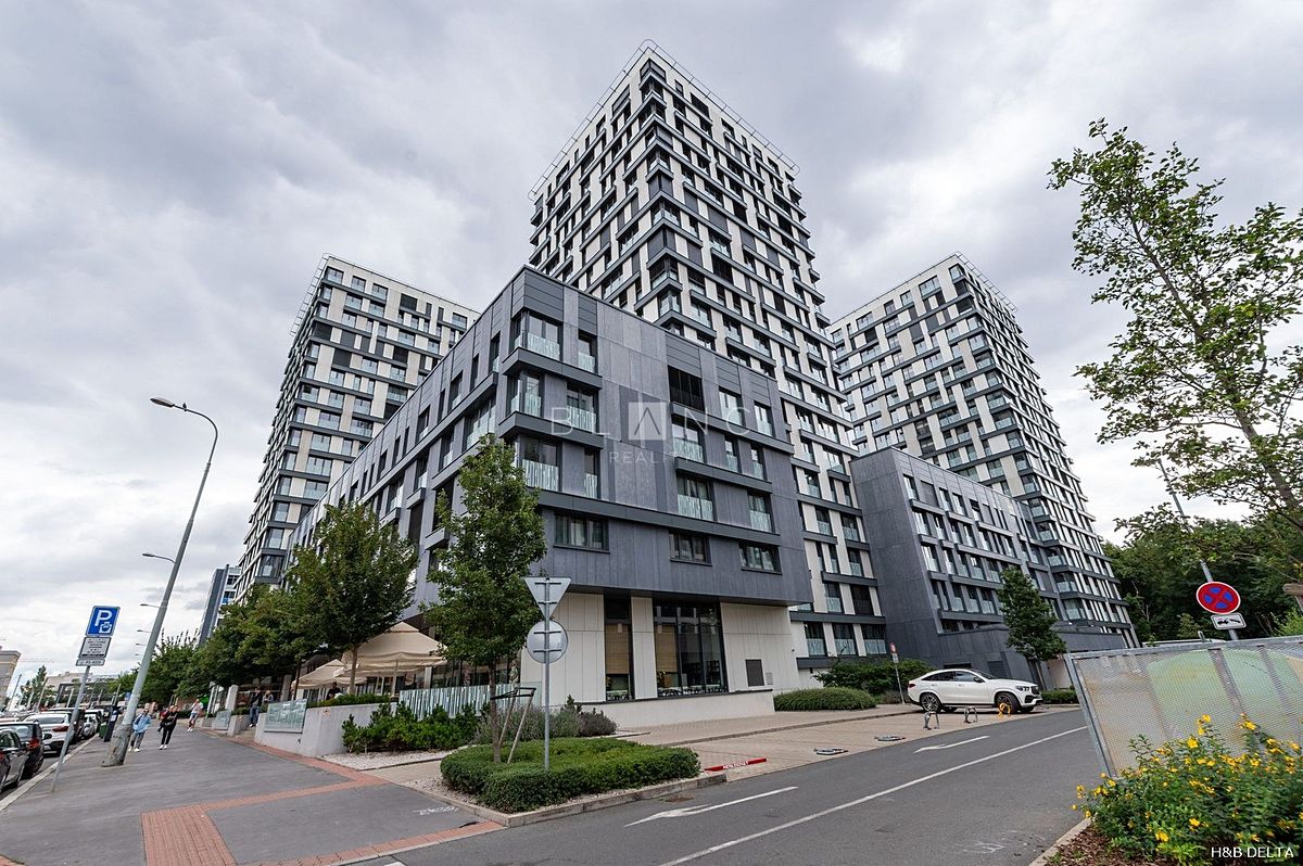 Pronájem garážového stání 15 m²