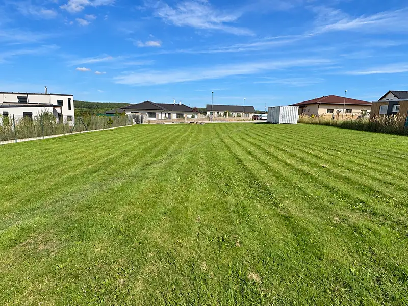 Prodej stavebního pozemku 1036 m², Mokrouše – náhled fotky 3