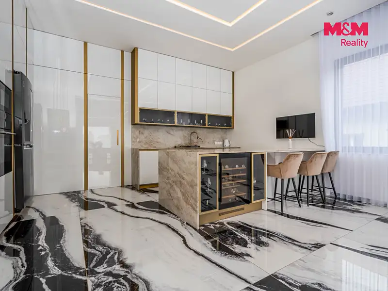 Prodej rodinného domu 400 m², pozemek 896 m², Jirny – náhled fotky 2