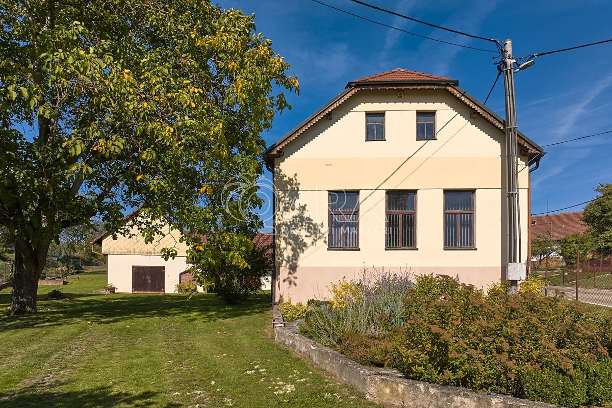 Prodej rodinného domu 451 m², pozemek 3035 m², Postupice – fotka 1 z 3