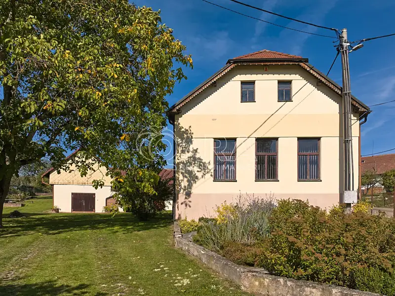 Prodej rodinného domu 451 m², pozemek 3035 m², Postupice – náhled fotky 1