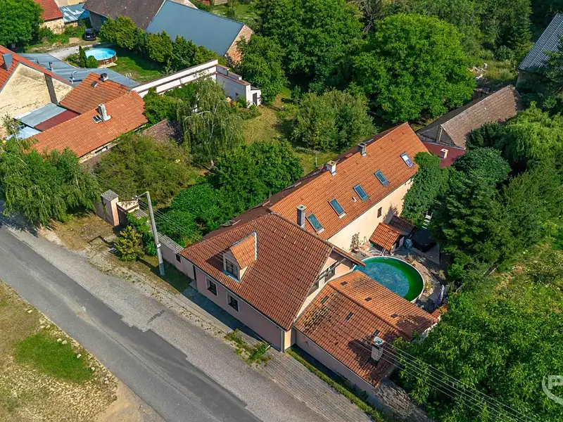 Prodej rodinného domu 450 m², pozemek 2111 m², Vráž – náhled fotky 2