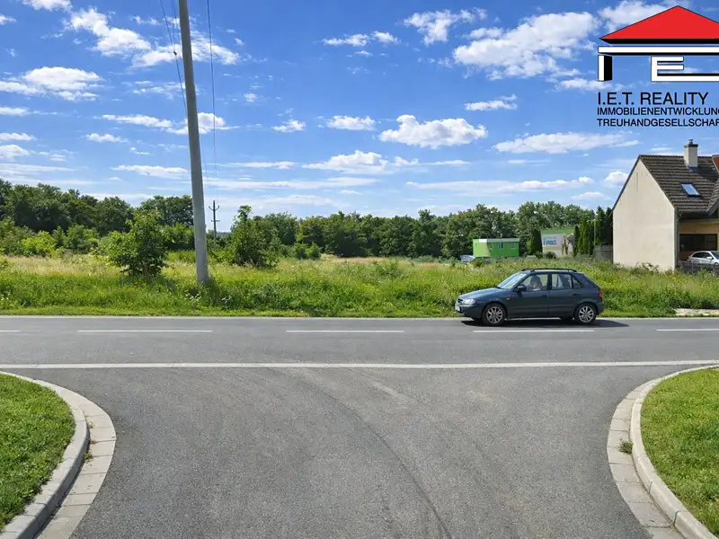 Prodej stavebního pozemku 9335 m², Ivančice – náhled fotky 2