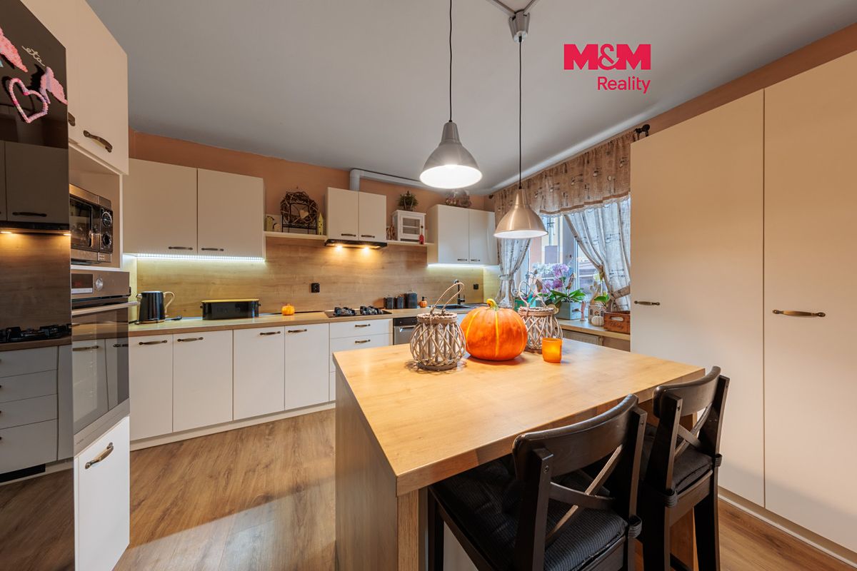 Prodej rodinného domu 160 m², pozemek 987 m², Nová Role – fotka 1 z 3