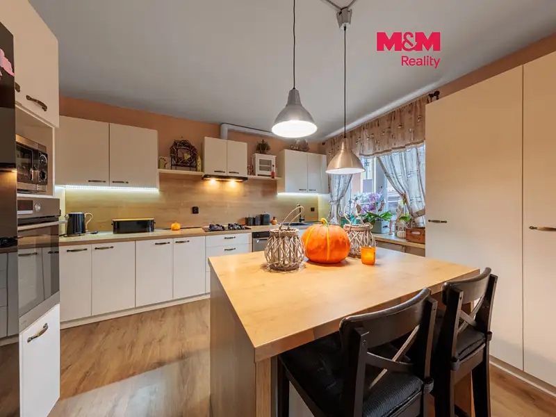 Prodej rodinného domu 160 m², pozemek 987 m², Nová Role – náhled fotky 1