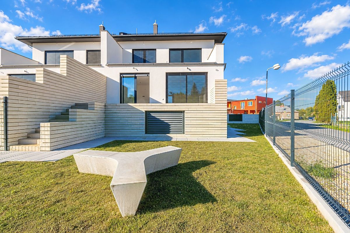 Prodej rodinného domu 280 m², pozemek 397 m², Olomouc – fotka 1 z 3